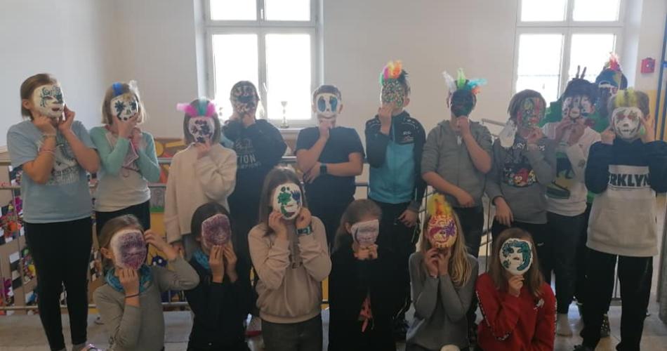 Klasse 4a mit Masken