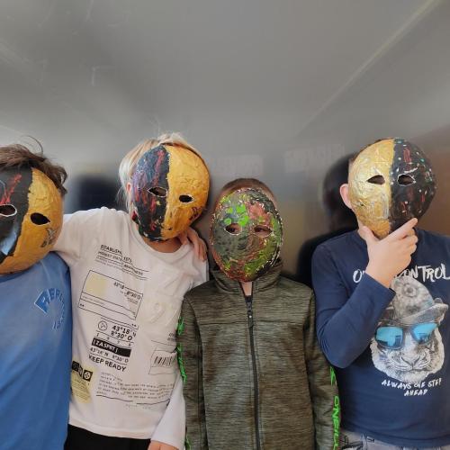 Klasse 3a Jungs mit Maske
