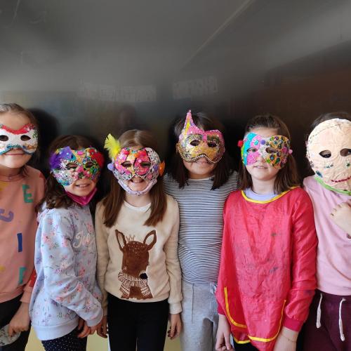 Klasse 3a Mädchen mit Maske