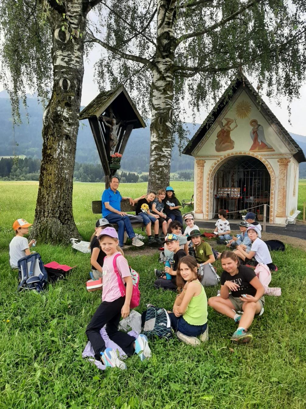 Kinder bei der Feldkapelle