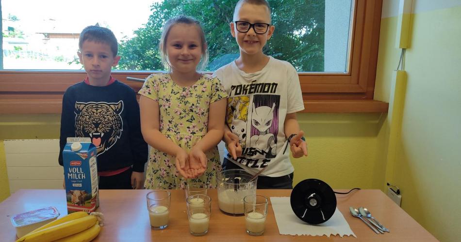 Kinder machen Bananenmilch