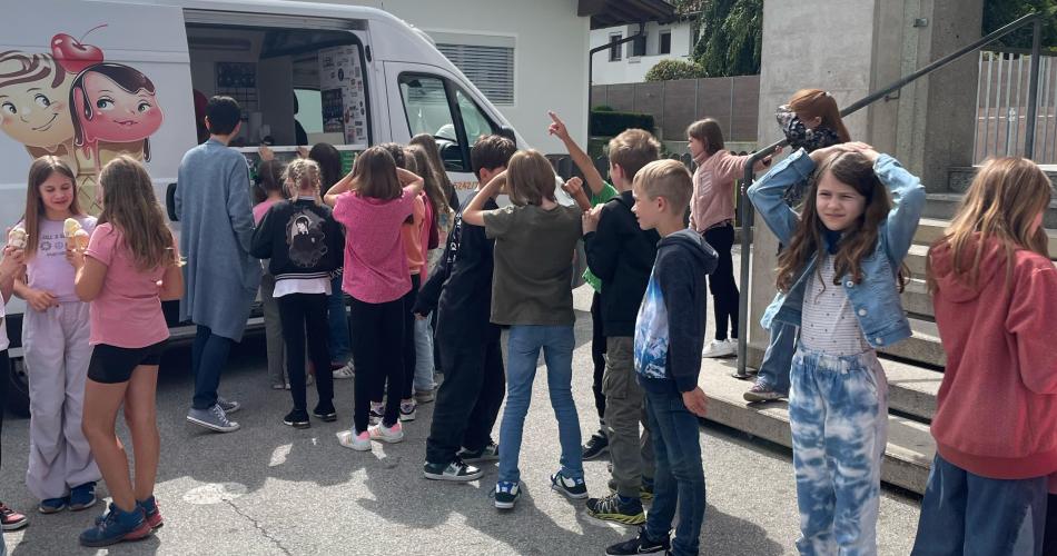 Kinder schlecken Eis 3