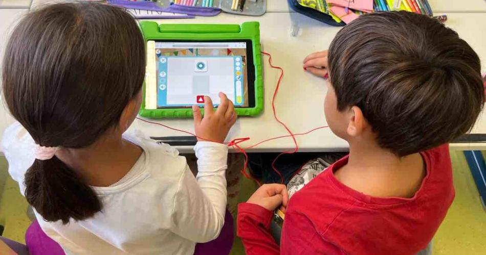 Kinder üben mit dem iPad